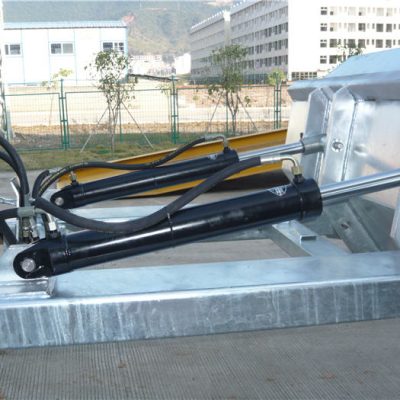 Macanismo a bloccaggio positivo facile da usare. La catena di sicurezza fissa la tramoggia al veicolo di movimentazione. Le cuciture saldate evitano perdite. Aperture della forcella molto profonde. Labbra superiori formate da 2 ". Finitura smaltata blu ad alta visibilità