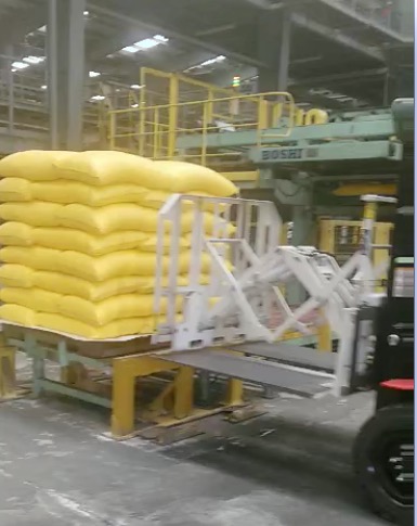 Utilizzo dell'accessorio per spinta e trazione del carrello elevatore nella movimentazione di fertilizzanti